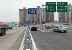 泉州市动车站出口道路波形护栏施工