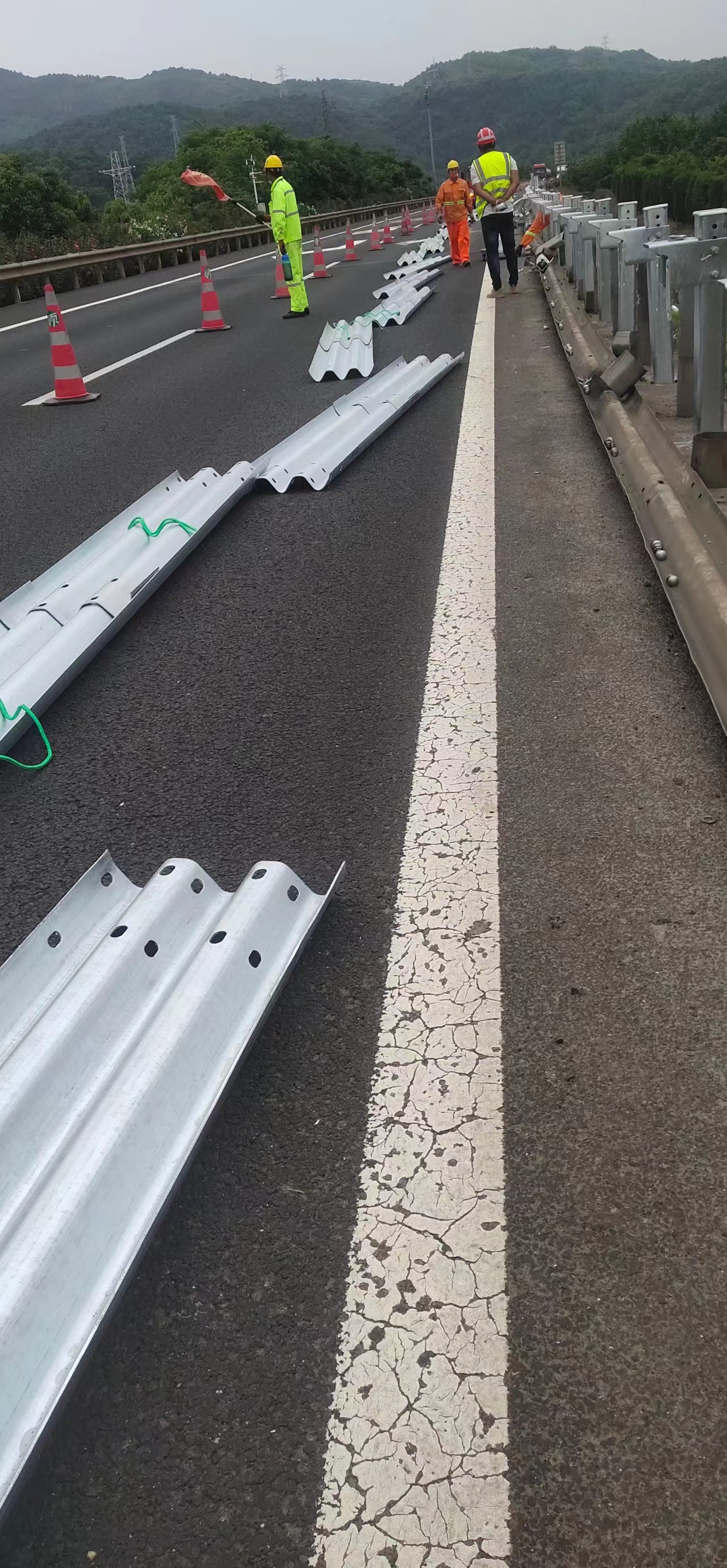 高速波形护栏安装