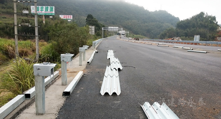 龙岩至漳州段高速公路三波波形护栏安装改造02