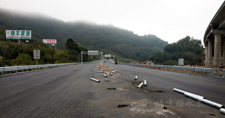 龙岩至漳州段高速公路三波波形护栏安装改造01