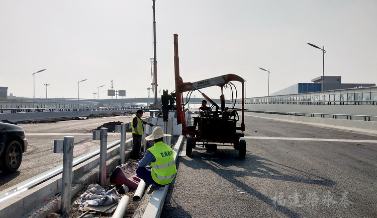 厦门高崎机场成功大道入口路桥道路护栏打桩中