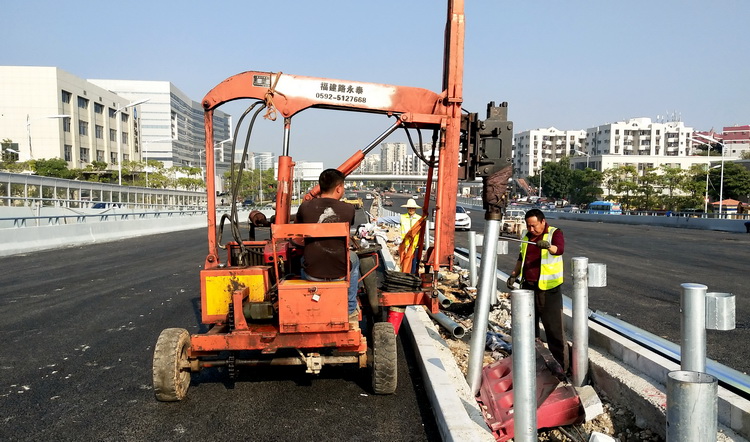 厦门高崎机场成功大道入口路桥道路护栏打桩中