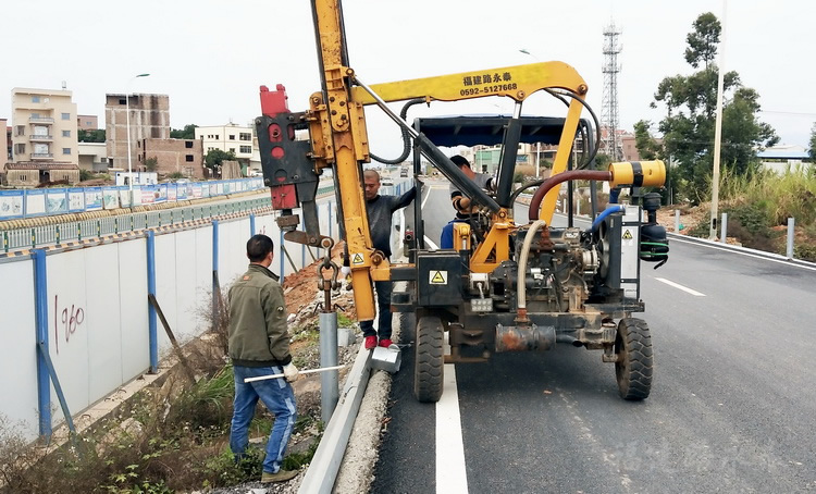 厦门、漳州、龙岩找波形护栏安装队，找我们就对了(图1)