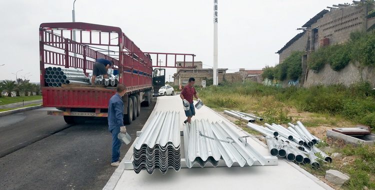 泉州石狮市黄金海岸公路波形护栏防护安装工程(图4)