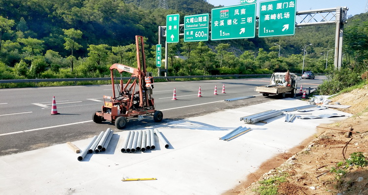 沈海高速紧急停车带道路护栏修复安装工程图1