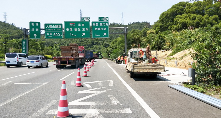 沈海高速紧急停车带道路护栏修复安装工程图2