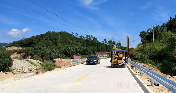 华安县新圩镇县道公路护栏安装工程(图1)