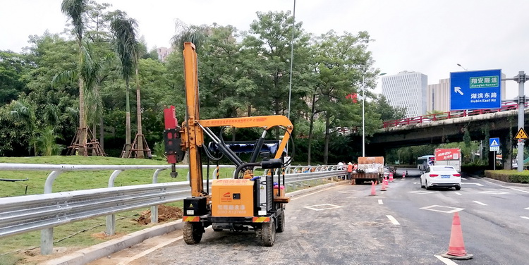 仙岳路海沧大桥引桥前转盘波形护栏安装工程(图3)